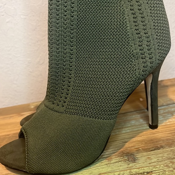 Nicole Miller Green Knitty Sweater Heeled Booties - Size 9 - Picture 5 of 9